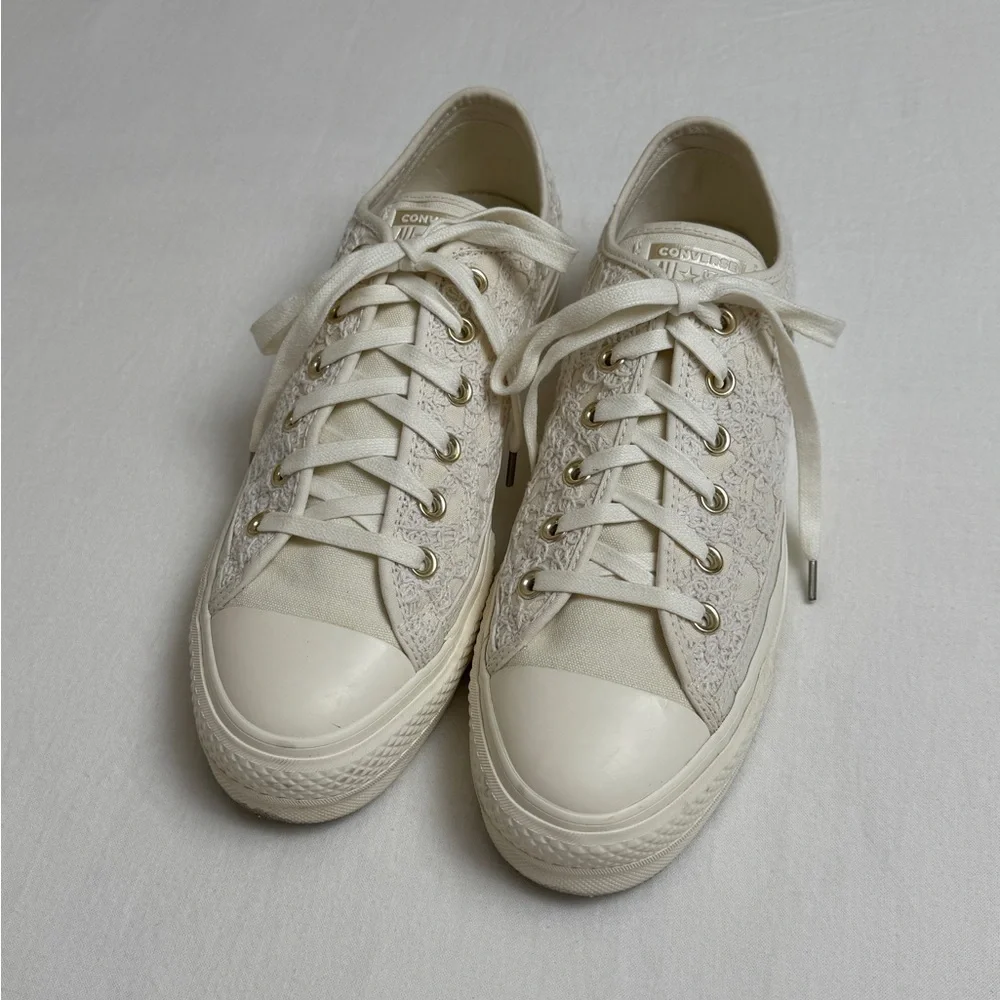 Converse Platform Low Tops In Off White Ivory Size 10 Boho Floral Embroidered